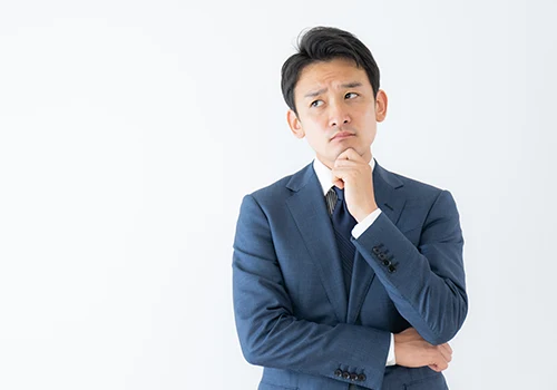 悩んでいる様子の男性